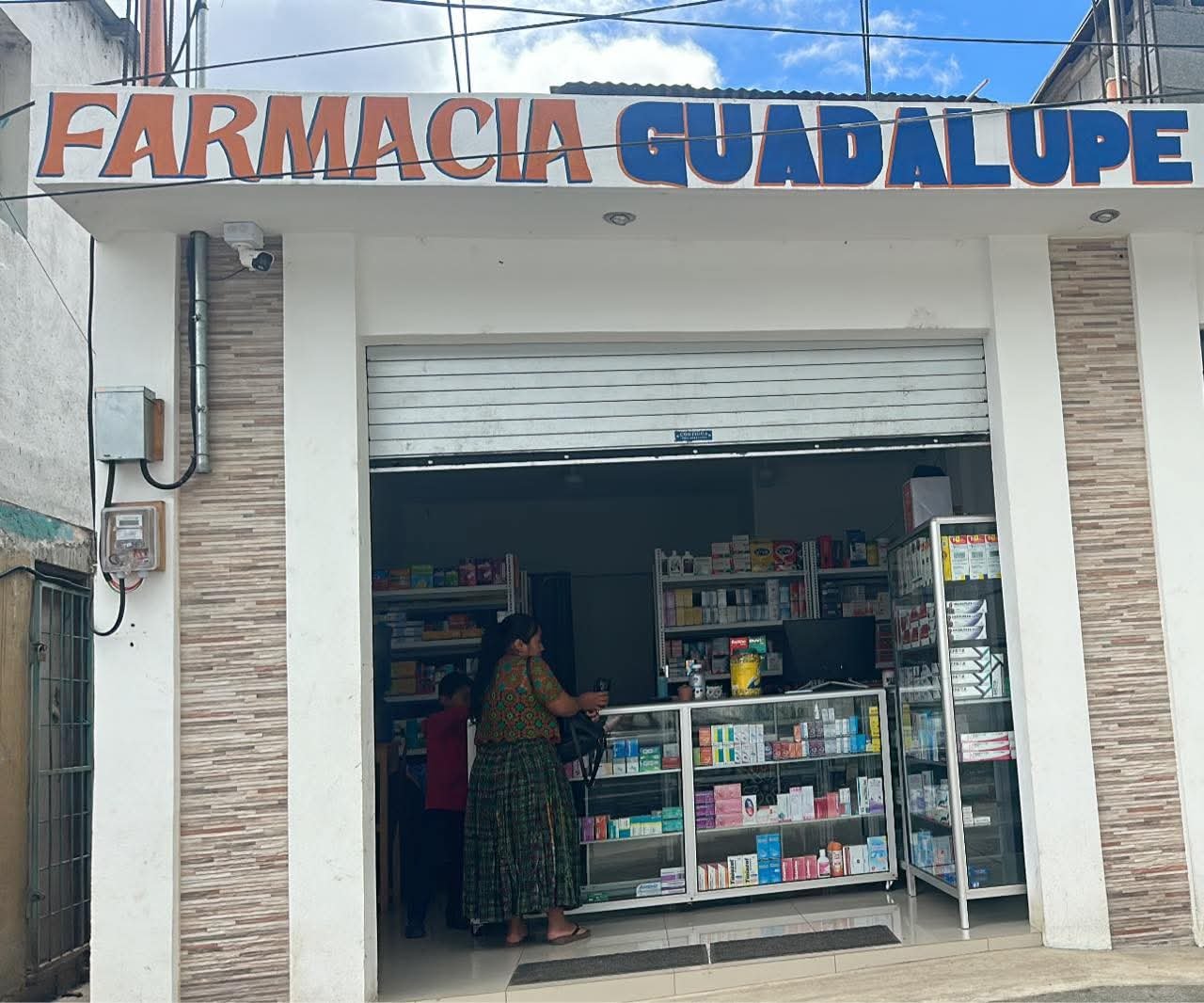 Fachada de Farmacia Guadalupe, sucursal de Barrio La Cruz 1